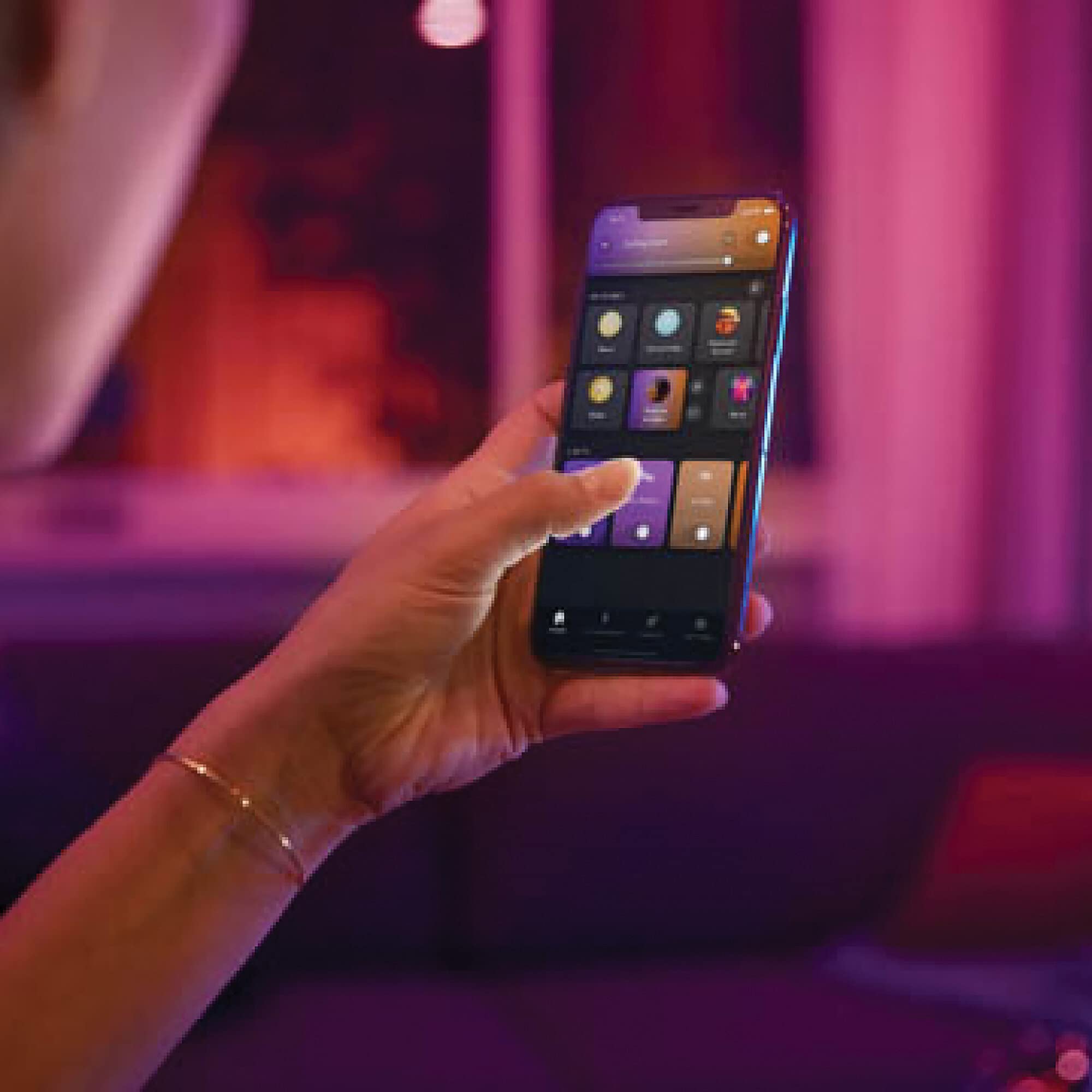 Philips Hue White & Color Ambiance E14 LED Lampe (470 lm), dimmbares LED Leuchtmittel für das Hue Lichtsystem mit 16 Mio. Farben, smarte Lichtsteuerung über Sprache und App, 1er Pack